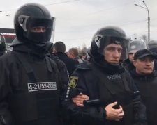 Полиция сдерживает беспорядки в Харькове. Фото: скрин youtube