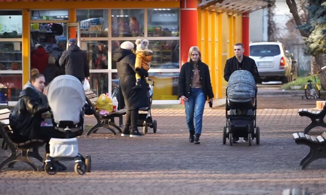 Батьки. Фото: скріншот YouTube-відео