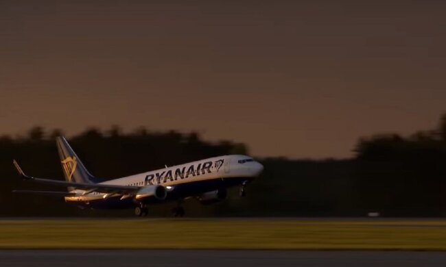 Літак Ryanair. Фото: YouTube, скрін