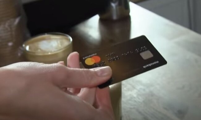 Банківська картка. Фото: скріншот YouTube-відео