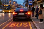 Водій в автомобілі з увімкненою аварійною сигналізацією на дорозі