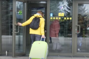 Туристы в аэропорту. Фото: скриншот Youtube