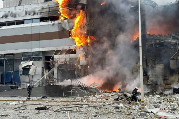 Тушение пожара после атаки. Фото: ГСЧС Украины
