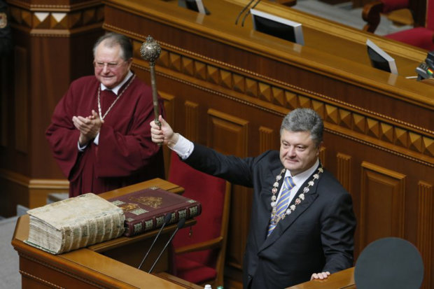 Как проходили инаугурации президентов: Януковича пришибло дверями, Ющенко подсунули «левую» Библию