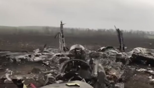 Обломки от самолета рф. Фото: скриншот YouTube-видео