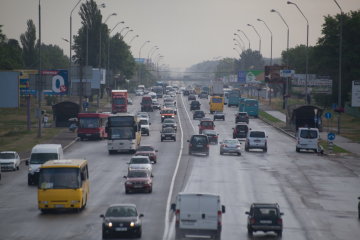 Юлий Цезарь позавидовал бы: киевский маршрутчик "рубился" на телефоне прямо во время езды – пассажиры обомлели (видео)