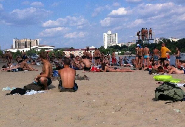 На пляжах Киева - новые флажки: стало известно, где запещено купаться