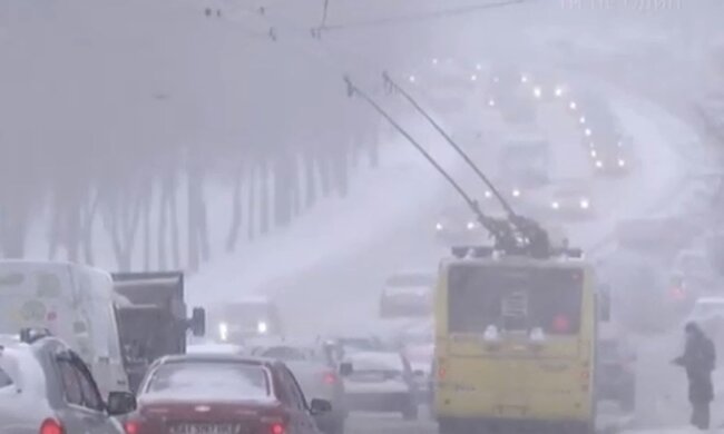 Киян попередили про ускладнення руху через снігопад. Фото: скріншот YouTube-відео
