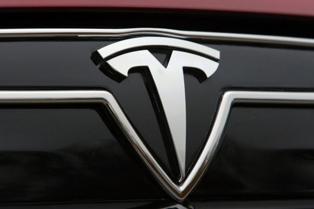 В сети показали электро-грузовик Tesla, который переделали в дом на колесах