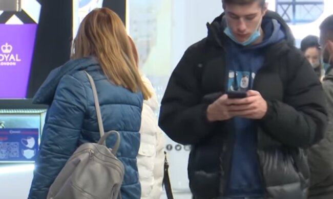 В заведения без смартфона не пустят. Фото: скриншот YouTube-видео