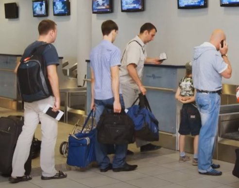 Туристы в аэропорту. Фото: скриншот YouTube