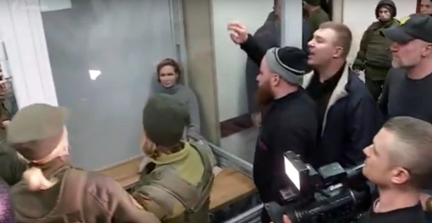 Юлия Кузьменко отказалась покидать здание суда, скриншот YouTube