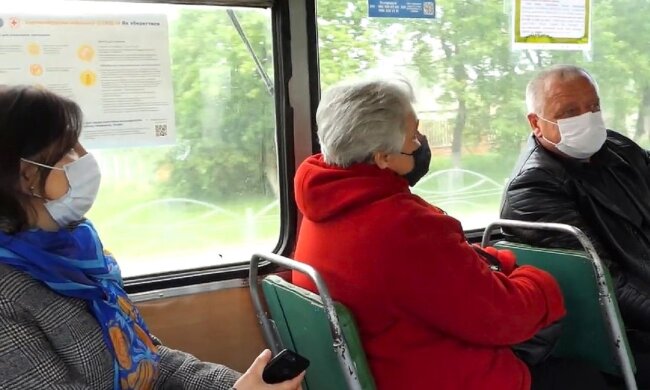 Пенсіонери у транспорті. Фото: YouTube