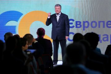 "Украина свободна - но это пока что": как в штабе Порошенко работники общаются с журналистами. Фото