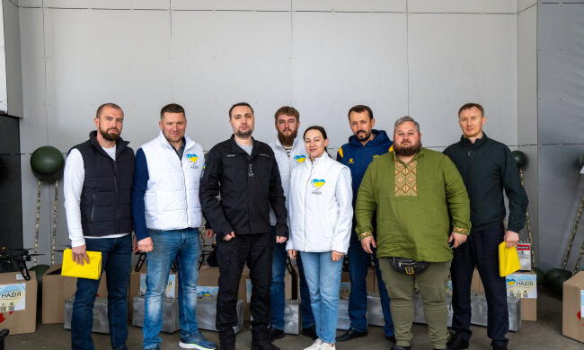 БФ молодіжної ініціативи «Надія», Валерій Дубіль та Віта Присяжнюк передали допомогу розвідникам ГУР — техніку особисто прийняв Кирило Буданов