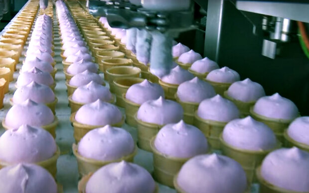 Изготовление мороженого. Фото: скриншот YouTube-видео.