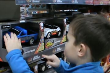 В Киеве нашли "ядовитые" игрушки. Фото: скрин youtube