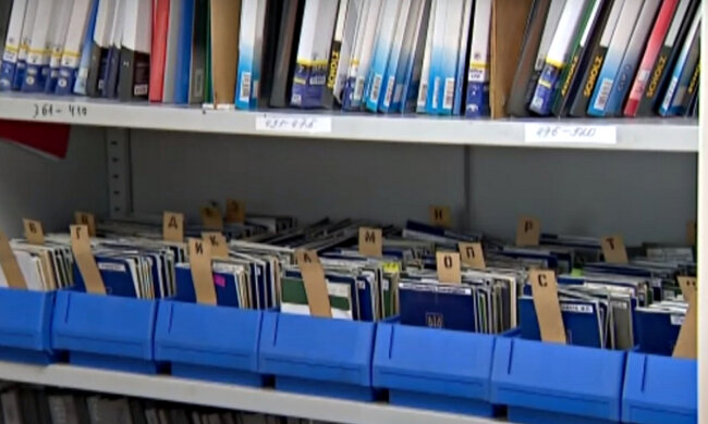 Трудова книжка. Фото: скріншот YouTube-відео.