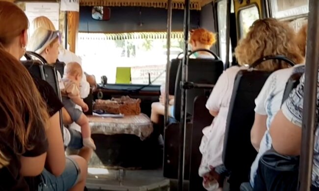 Це вже не жарти: сіллю почали розраховуватися за проїзд у маршрутках – відео