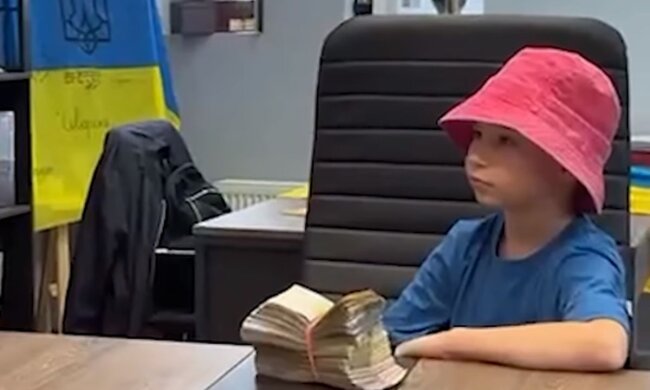 Мальчик собрал деньги для ВСУ. Фото: скриншот Facebook-видео