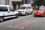 Водіям треба бути уважними: у Києві з'явився новий "лежачий поліцейський"- як він виглядає