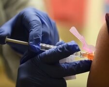 Первая вакцина от коронавируса почти готова. Фото: скриншот  YouTube-видео