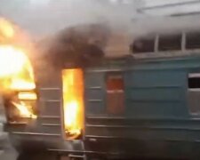 В Украине загорелась электричка. Фото: ТСН, скрин