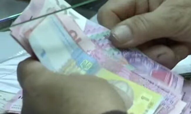 Украинцам выплатят две или три пенсии вместо одной. Фото: скриншот YouTube