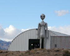 Американцы собрались освобождать пленных инопланетян, которых держат на секретной базе