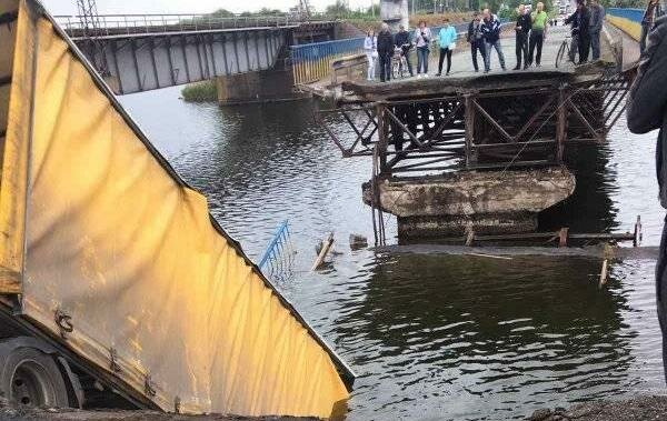 Под Никополем рухнул мост: фура нависла над обрывом, кадры с места ЧП