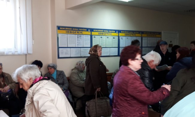 Пенсионеры стоят в очереди в ПФУ, стало известно о ситуации, фото - Право на захист
