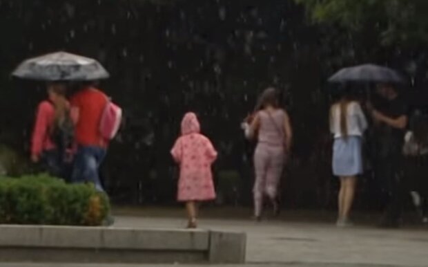 Дождь летом. Фото: скриншот YouTube-видео
