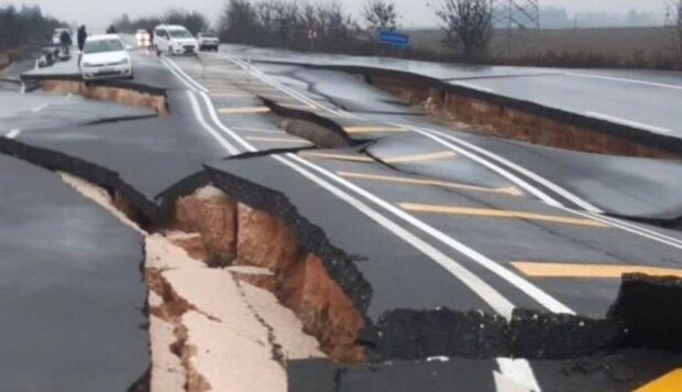 Дорога в Турции после землетрясения. Фото:  Telegram
