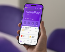 Логотип NovaPay на фоне банковского отделения