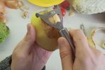 Чистим картошку. Фото: YouTube