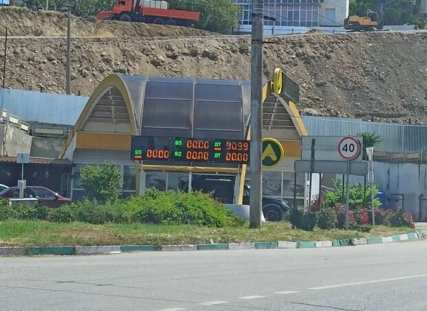 Большая очередь автомобилей на АЗС в оккупированном Крыму из-за ограничения продажи бензина