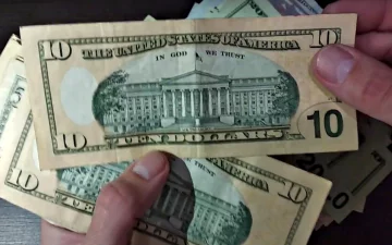 Доллары США. Фото: скриншот Youtube-видео
