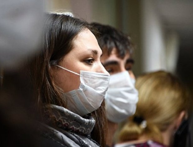 Украинцы массово скупают медицинские маски. Фото иллюстративное