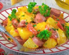 Наскільки це ароматно та апетитно: рецепт картоплі з сосисками, сиром та помідорами в духовці