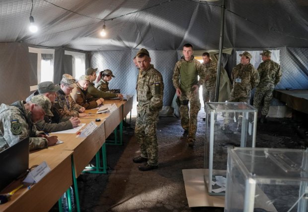 Выборы в Раду: в сети показали, как проходит голосование в Донецкой и Луганской областях