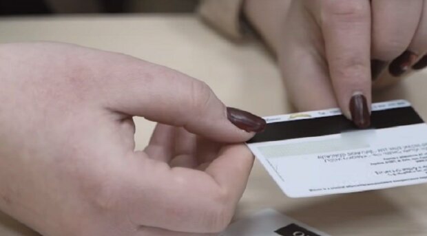Банківська картка. Фото: YouTube скрін