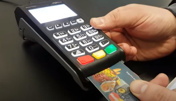 Оплата банківською карткою. Фото: скріншот YouTube-відео