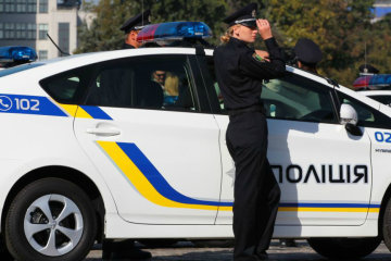 Это уже скандалище! Посмотрите, что творится в полицейских участках. В шею гнать их!