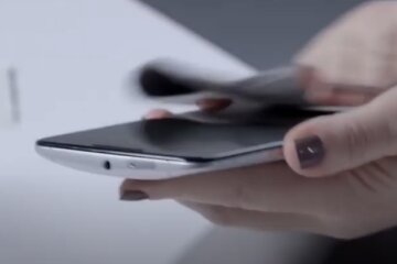 Смартфон. Фото: скриншот YouTube