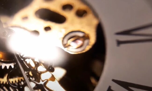 Украина перстанет пеерводить стрелки часов. Фото: скриншот Youtube