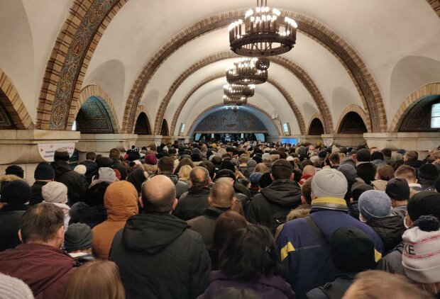 В Киеве апокалипсис: центральные станции метро закрыты - в подземке давка, фото, видео