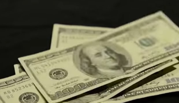 Доллары наличными. Фото: скриншот YouTube