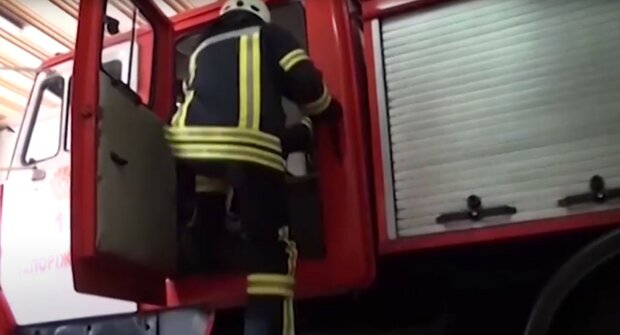 Пожарный. Фото: скриншот Youtube