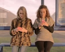 Девушки с телефонами. Фото: скриншот YouTube-видео