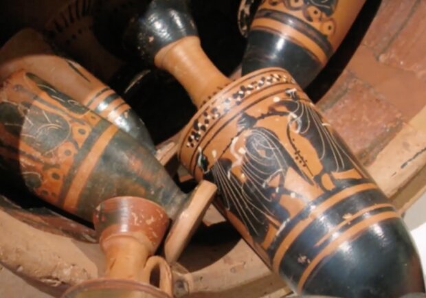Древнегреческие вазы. Фото: скриншот youtube.com